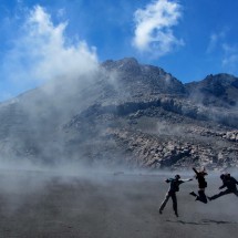 Three French girls with Volcan de la Olleta (secondary crater of Nevado del Ruiz)